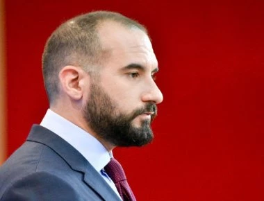 Πέρα «βρέχει» στην κυβέρνηση: «Δεν απειλείται η κυβερνητική πλειοψηφία» λέει ο Δ.Τζανακόπουλος